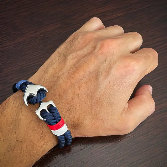 Ancre_Marine_Bracelet_Homme_bleu_porte_au_poignet