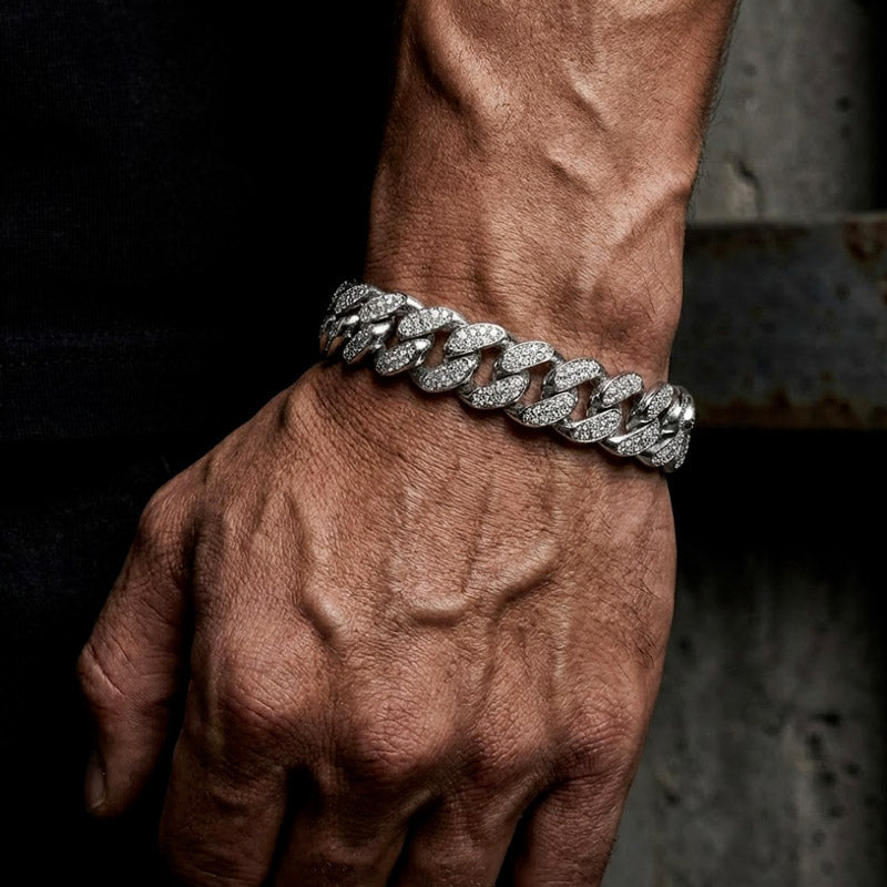 Bracelet Acier Diamant sur le poignet d'un Homme