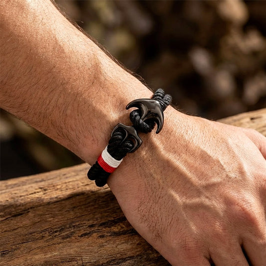 Bracelet Ancre Noir porté sur le poignet d'un Homme