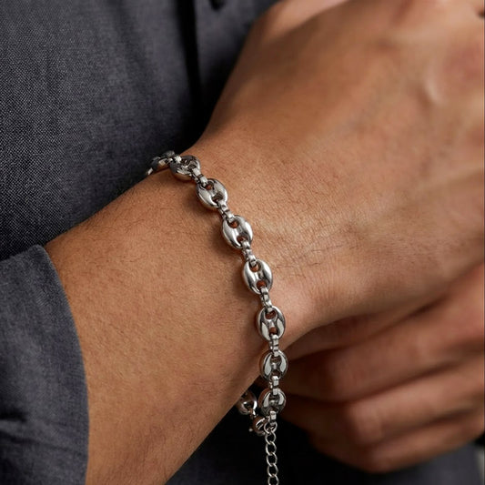 Bracelet Grain de Café en argent de largeur 4.5mm sur le poignet d'un homme