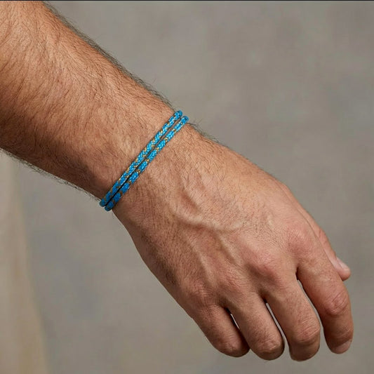 Bracelet Brésilien Bleu sur le poignet d'un homme