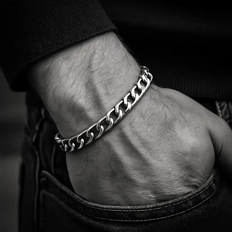un bracelet en argent symbolique au poignet