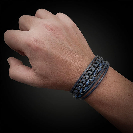 bracelet-cuir-bleu-homme_-porte-au-poignet