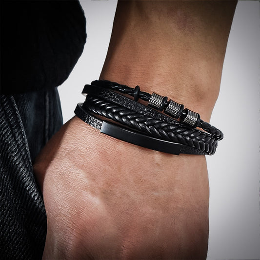 bracelet cuir homme multirang noir porté par un homme