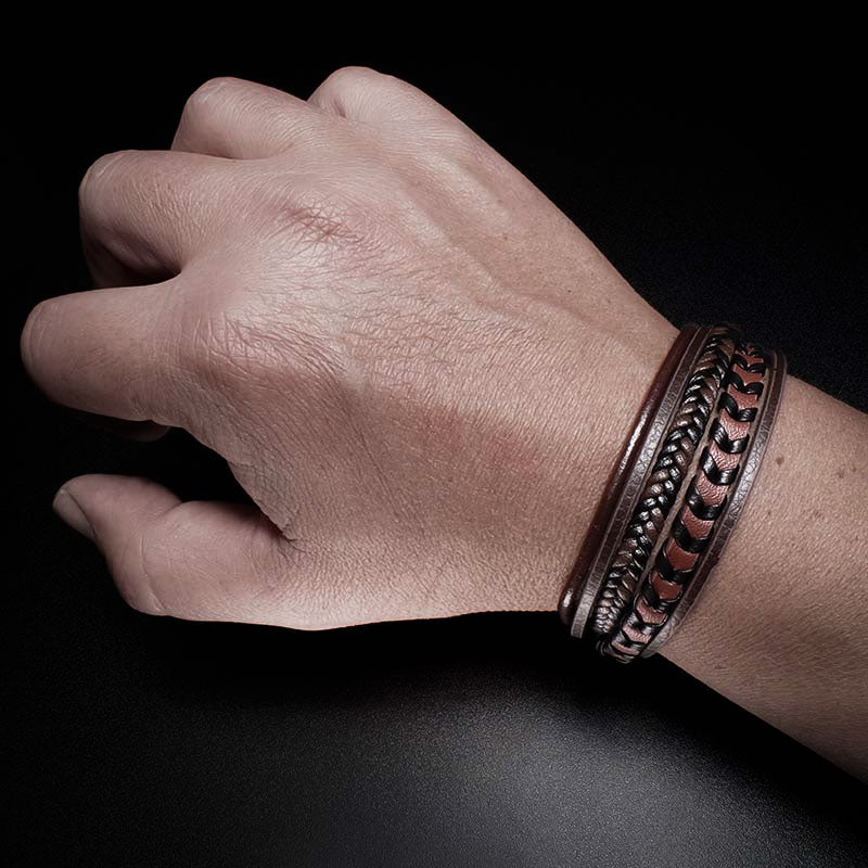 bracelet-cuir-large-pour-homme-porte-au-poignet