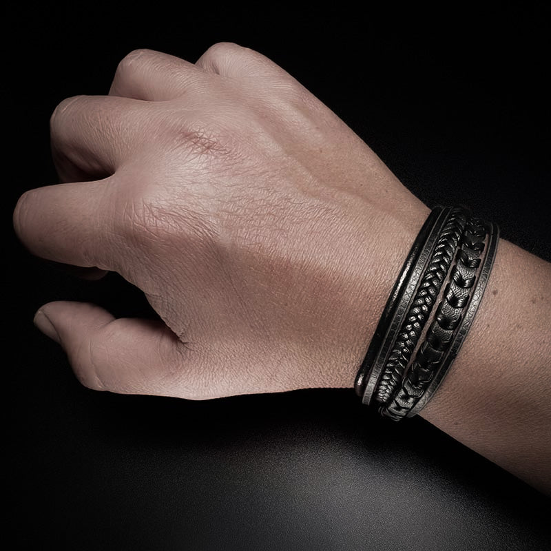 bracelet-cuir-noir-homme-porte-au-poignet