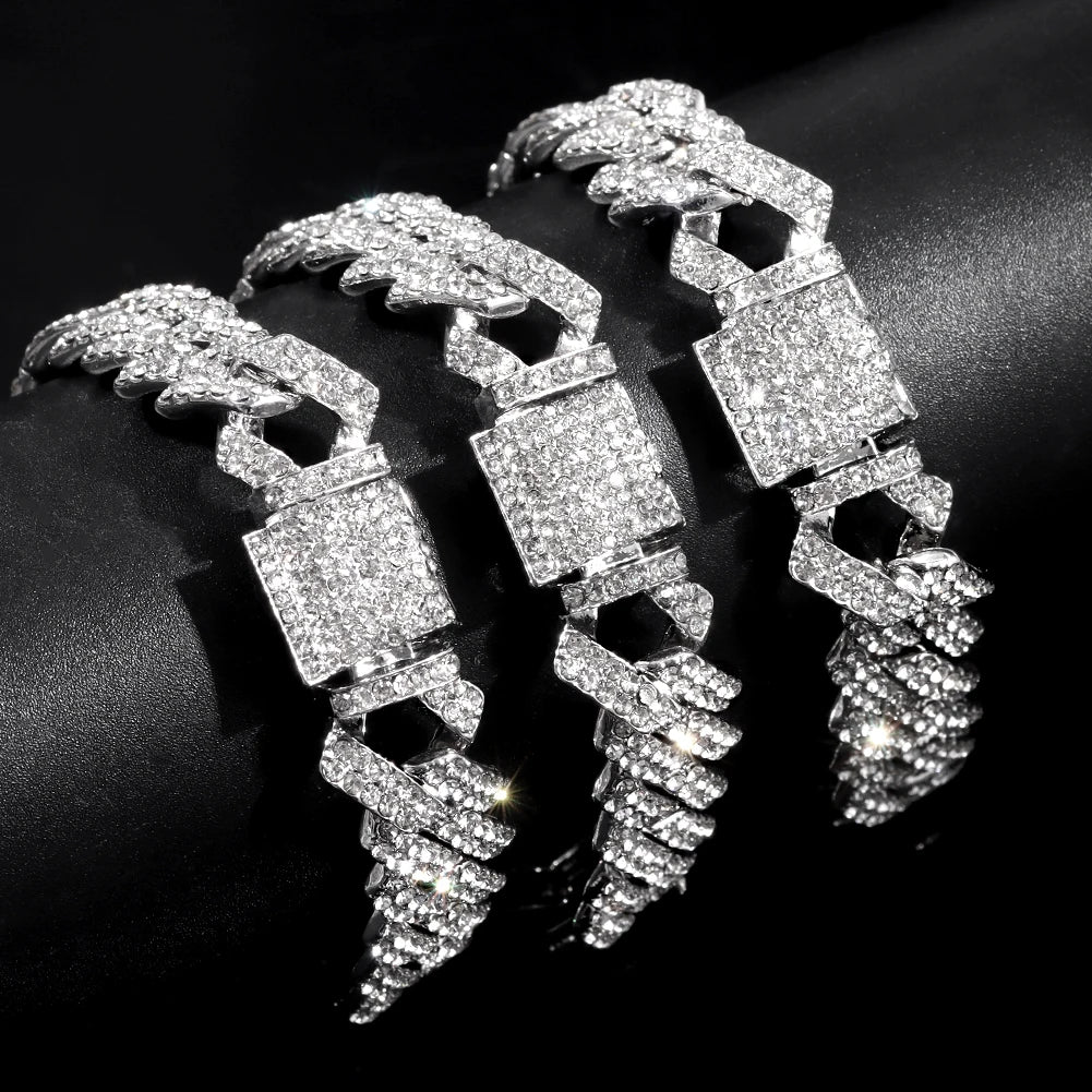 trois bracelet argentés ornés de pierres en zircon