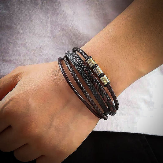 bracelet-homme-cuir-et-or-porte-au-poignet