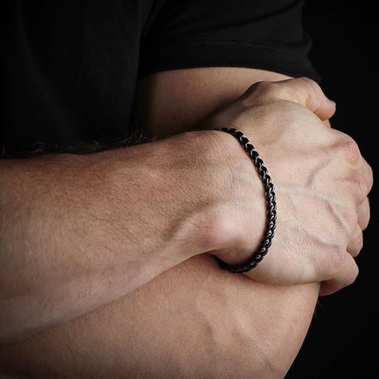 bracelet-homme-fin-et-discret-porte-au-poignet