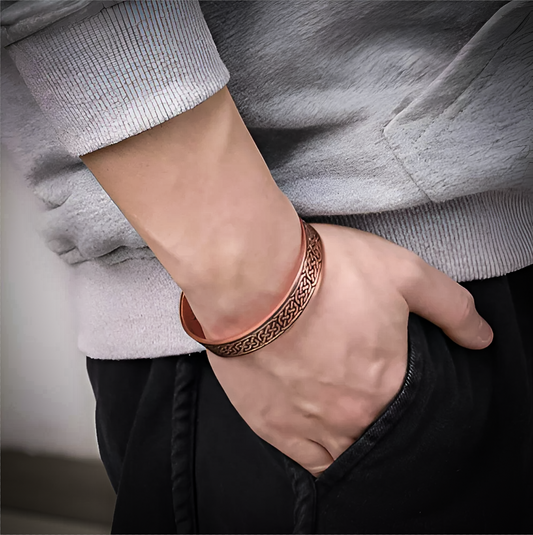 bracelet magnetique cuivre homme porté au pignet