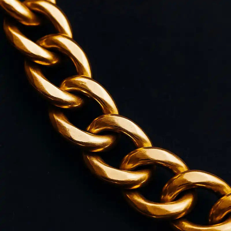 Maillons dorés d'un bracelet pour homme