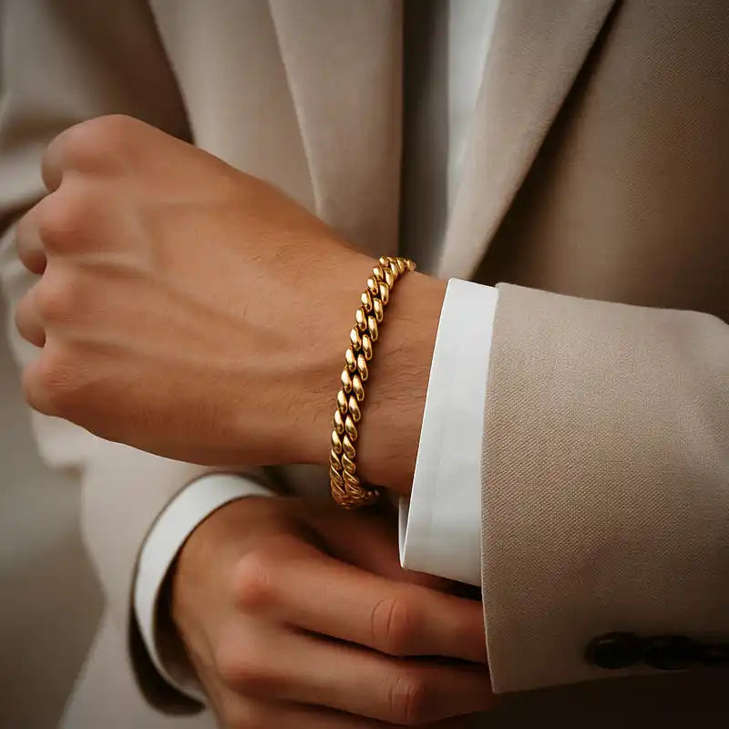 bracelet doré plaqué or au poignet d'un homme élégant