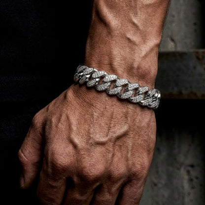 Bracelet Acier Diamant sur le poignet d'un Homme 