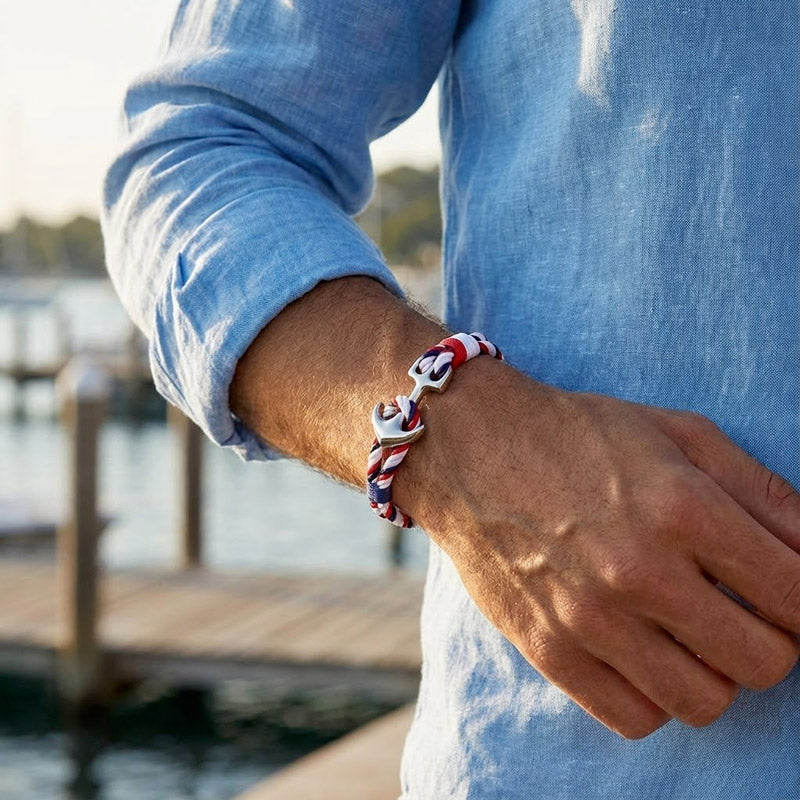 Bracelet Corde marine bleu, blanc, rouge avec Ancre argenté sur le poignet d'un homme