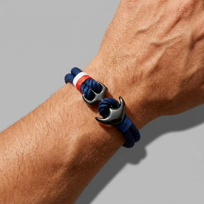 Bracelet Ancre Homme Bleu sur le poignet d'un homme