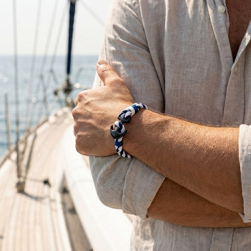Bracelet Ancre Marine Bleu et Blanc sur le poignet d'un homme
