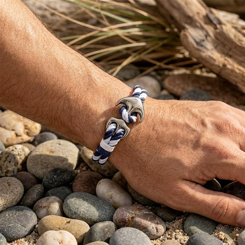 Bracelet Ancre de Bateau bleu et blanc sur le poignet d'un homme