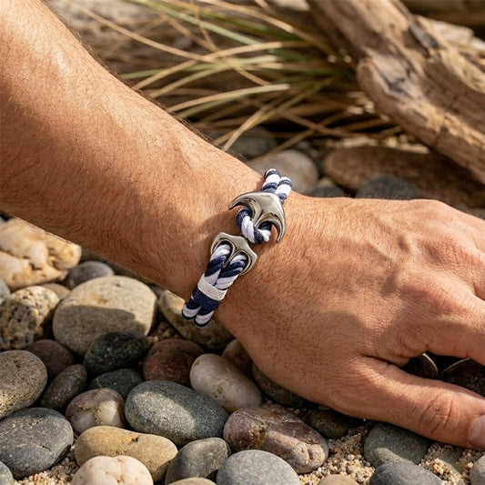 Bracelet Ancre de Bateau bleu et blanc sur le poignet d'un homme