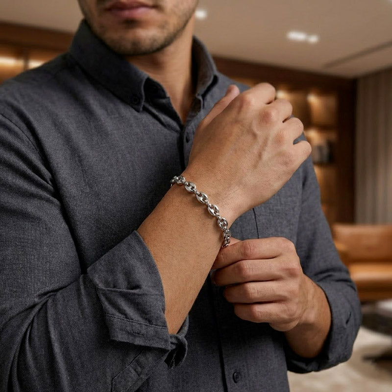 Bracelet Argent Maille Grain de Café en acier inoxydable sur le poignet d'un homme