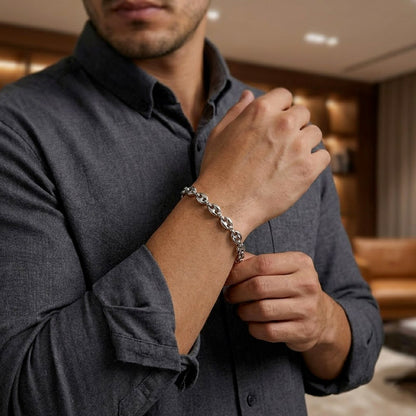 Bracelet Argent Maille Grain de Café en acier inoxydable sur le poignet d'un homme