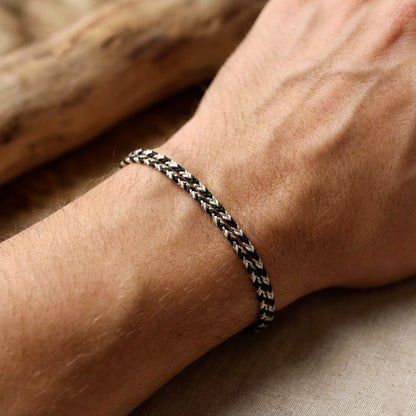 Bracelet Brésilien Homme Blanc et Noir sur le poignet d'un homme