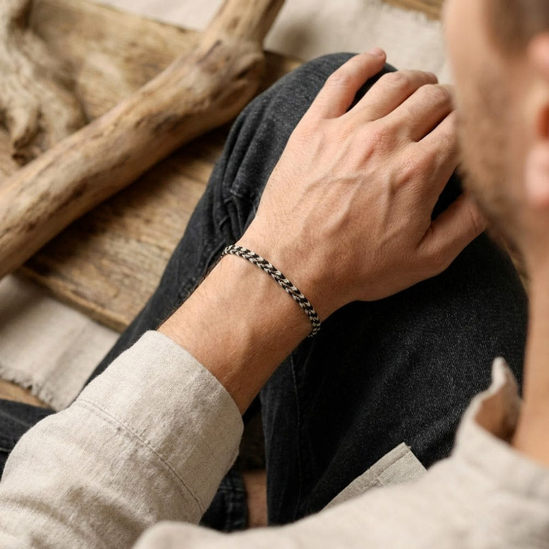 Bracelet Brésilien Homme Blanc et Noir ajustable sur le poignet d'un homme