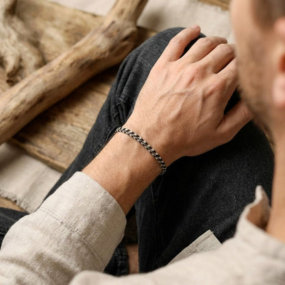 Bracelet Brésilien Homme Blanc et Noir ajustable sur le poignet d'un homme