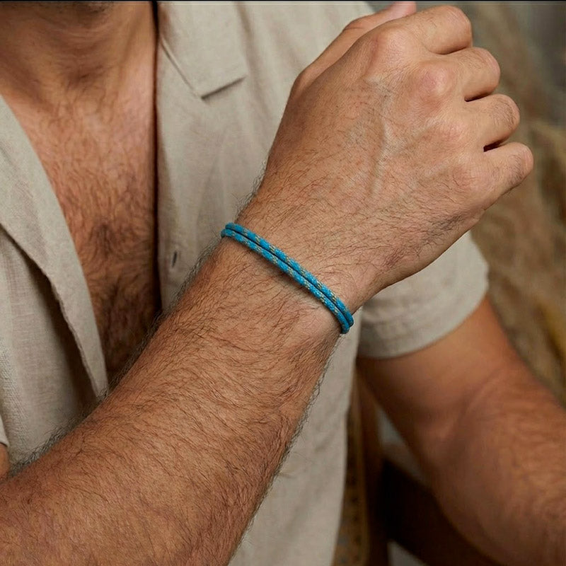 Bracelet Brésilien Bleu réglable 16 à 21cm sur le poignet d'un homme