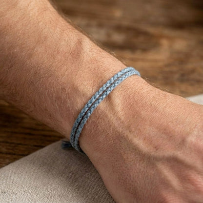 Bracelet Brésilien Gris Bleu Simple sur le poignet d'un homme