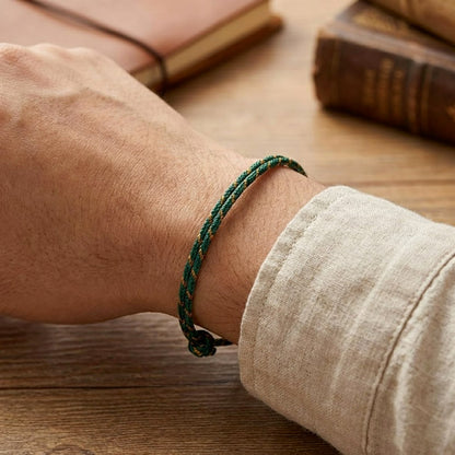 Bracelet Brésilien Vert et orange sur le poignet d'un homme