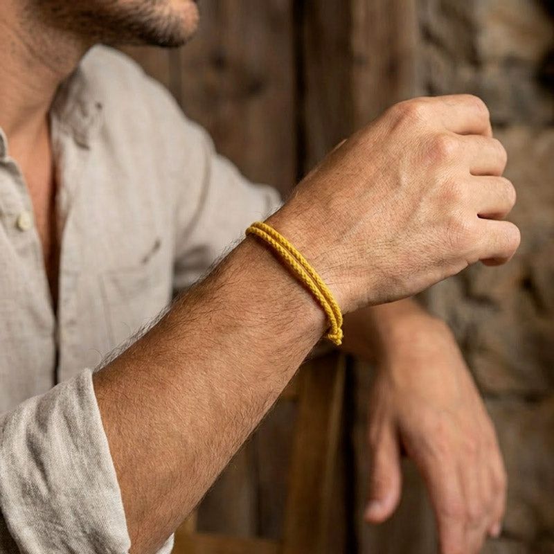 Bracelet Brésilien Waterproof jaune sur le poignet d'un homme