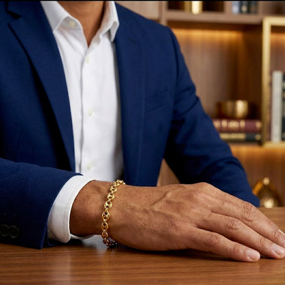 Bracelet Chaîne maille Graine de Café doré sur le poignet d'un homme