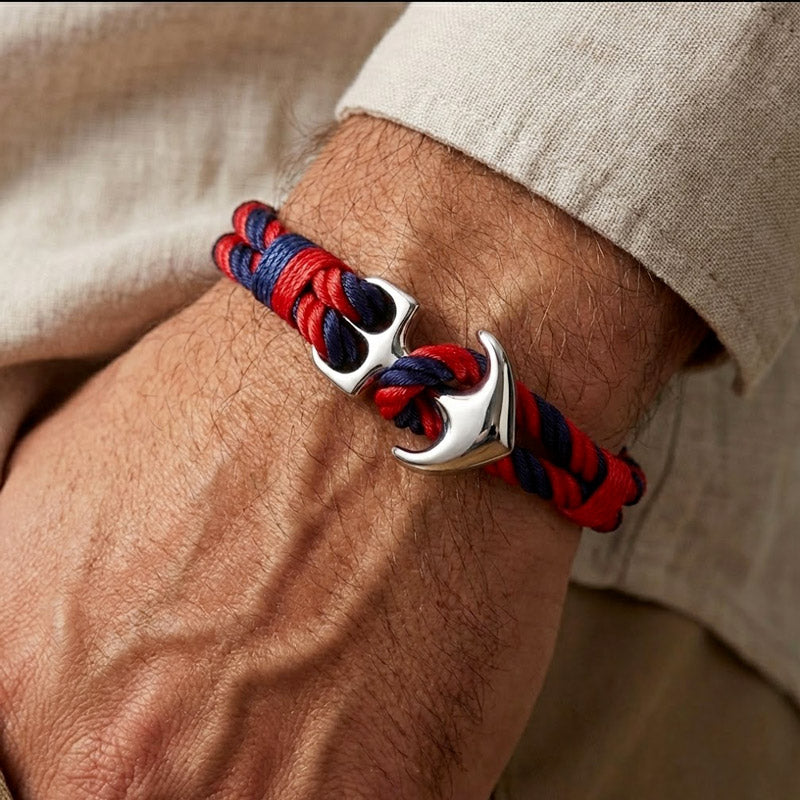 Bracelet Fermoir Ancre rouge et bleu porté sur le poignet d'un homme