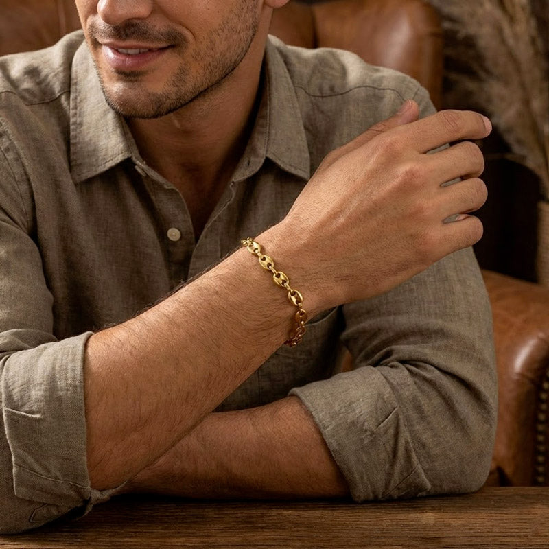 Bracelet Grain de Café doré sur le poignet d'un homme