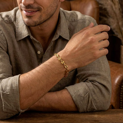 Bracelet Grain de Café doré sur le poignet d'un homme