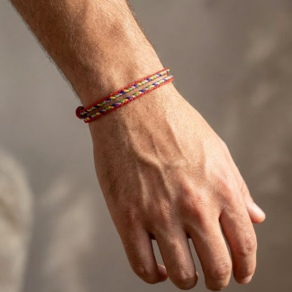 Bracelet Tissu Brésilien rouge porté sur le poignet d'un homme