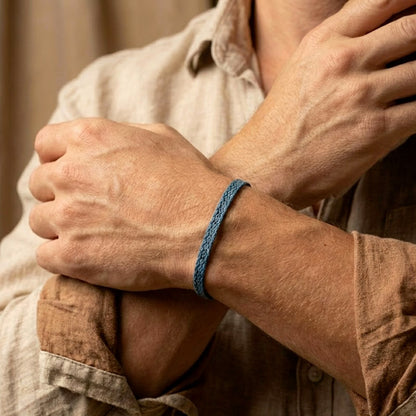 Bracelet Tissu Brésilien bleu porté sur le poignet d'un homme