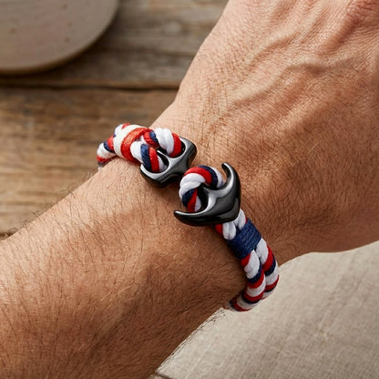 Bracelet Marin Bleu, Blanc, Rouge avec Ancre noir porté sur le poignet d'un homme