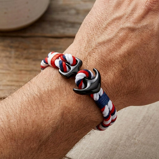 Bracelet Marin Bleu, Blanc, Rouge avec Ancre noir porté sur le poignet d'un homme