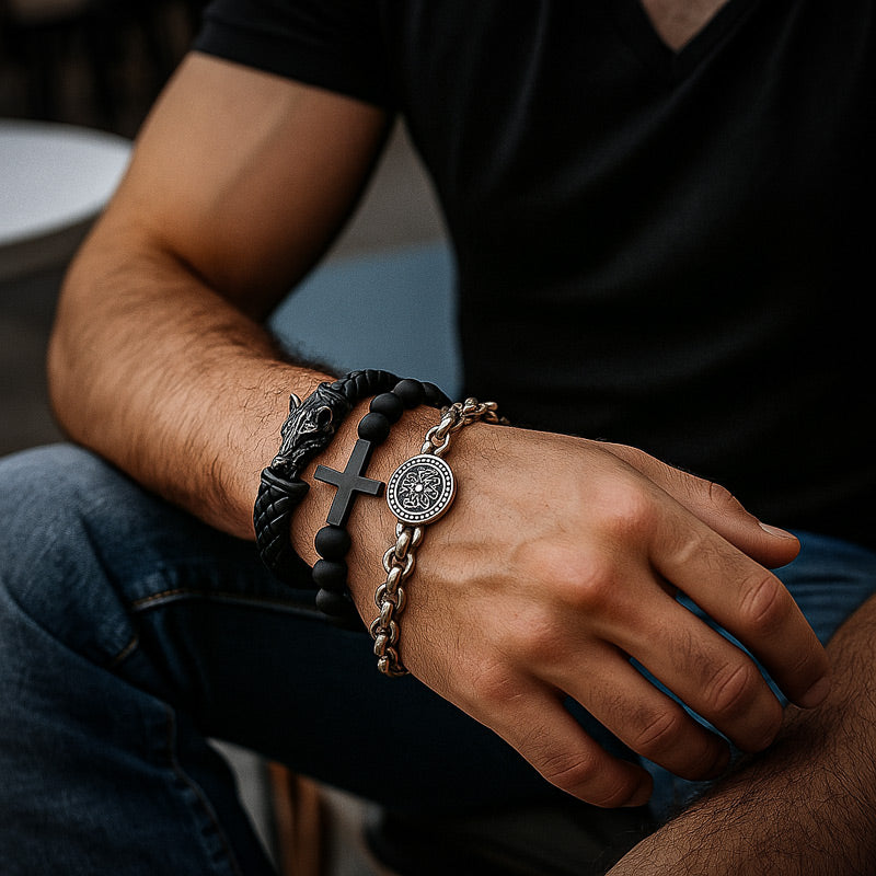plusieurs bracelet au poignet d'un homme bracelet croix, viking