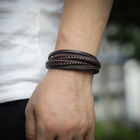 bracelet-cordon-cuir-homme-porte-au-poignet
