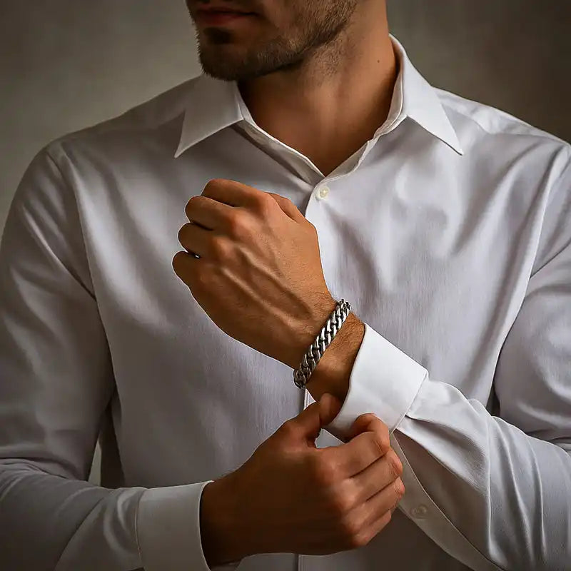 bracelet chaîne pour homme au poignet d'un homme élégant